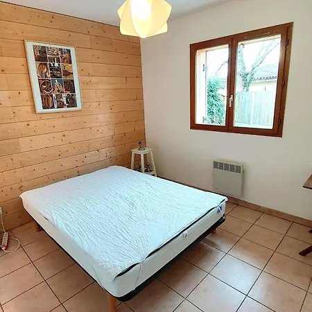 Dom wakacyjny Comfortable House With Nice Garden In *