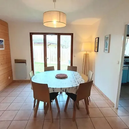 Dom wakacyjny Comfortable House With Nice Garden In *